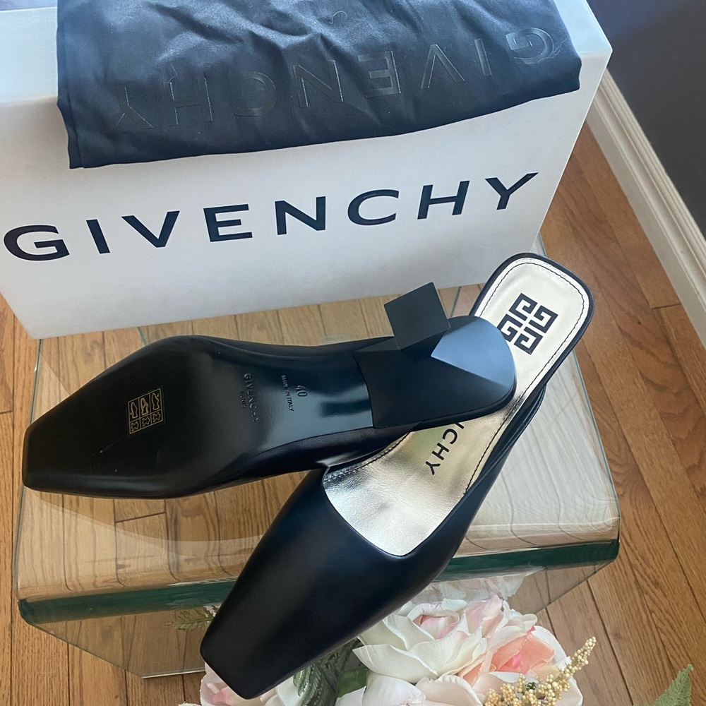 Givenchy
Square-Toe Leather Mules
